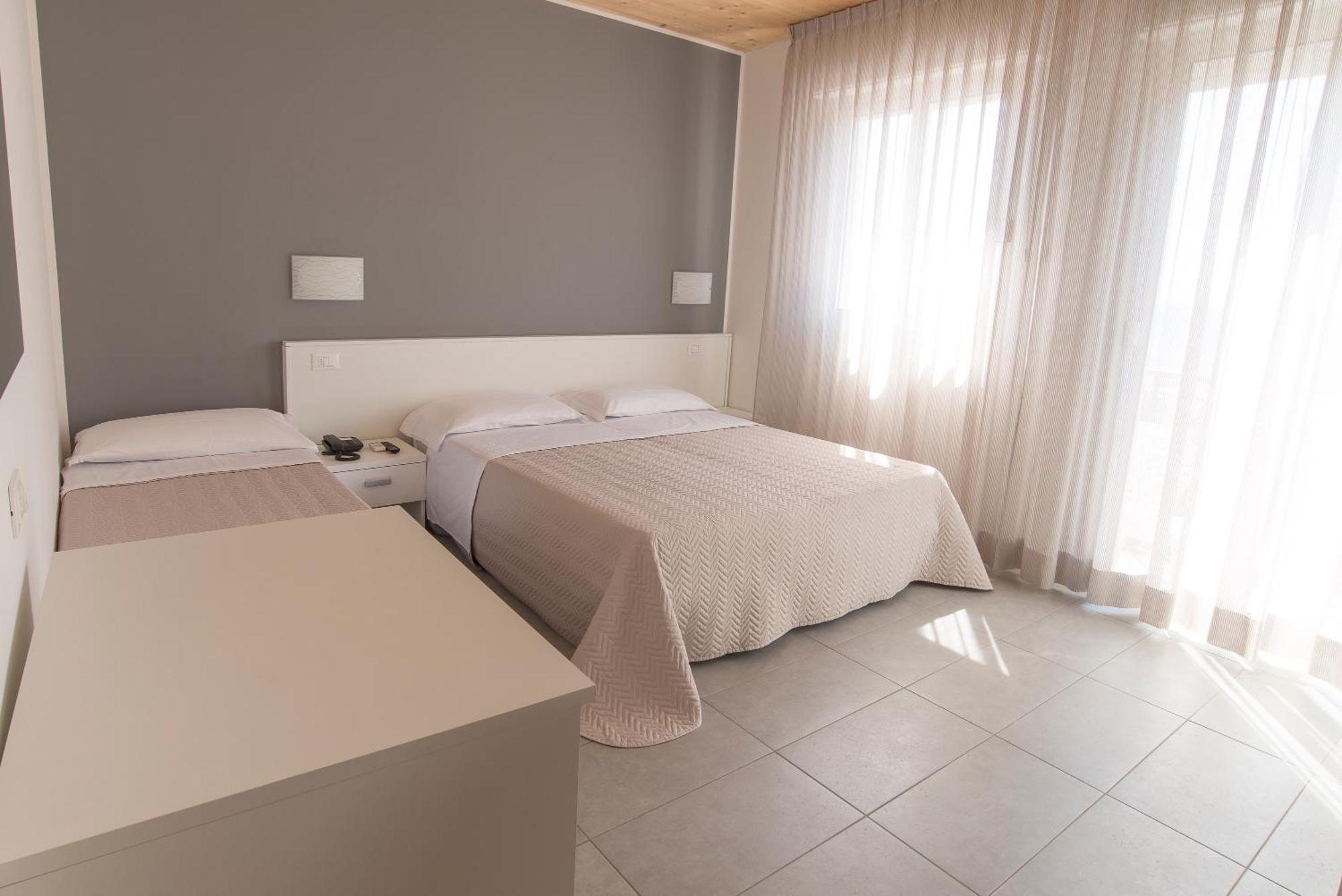 Hotel Atene Lido di Jesolo Bagian luar foto